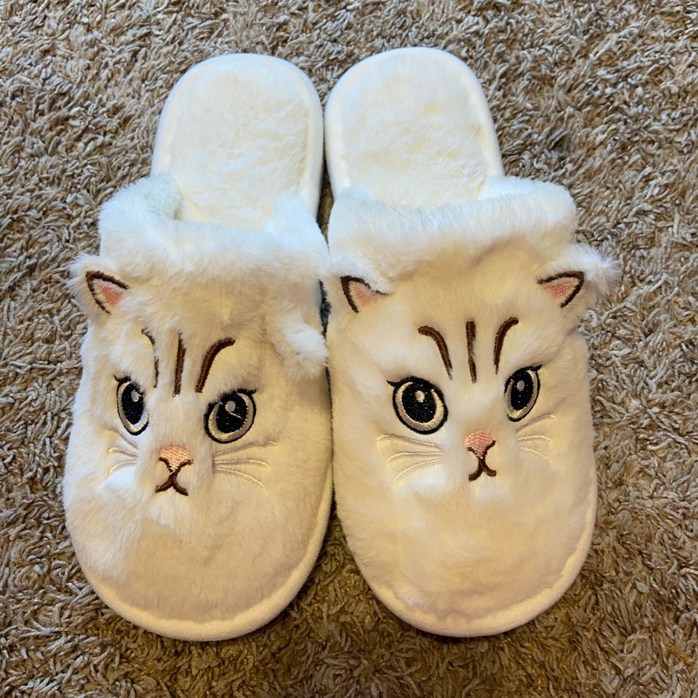 Cozy Cat Face Slippers - White
